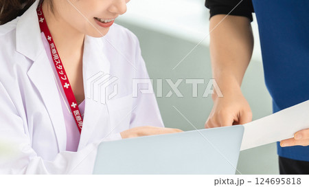 打ち合わせをする男女2人の医療スタッフ 124695818