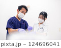 歯科治療をする歯科医師と歯科助手 124696041