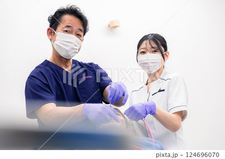 歯科治療をする歯科医師と歯科助手 124696070
