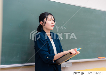学校で英語の授業をする女性教師 学校で英語の授業をする女性教師 124696456