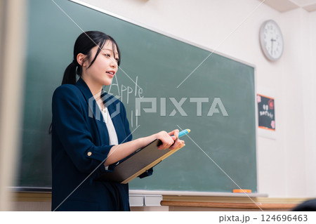 学校で英語の授業をする女性教師 124696463