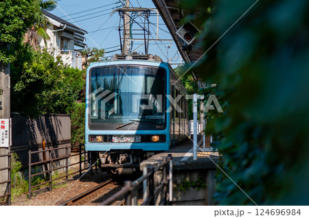駅のホームに停車する江ノ電、神奈川県鎌倉市和田塚 駅のホームに停車する江ノ電、神奈川県鎌倉市和田塚 124696984