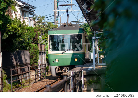 駅のホームに停車する江ノ電、神奈川県鎌倉市和田塚 124696985