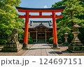 朱塗りの鳥居と神聖な神社 – 日本の伝統美 124697151