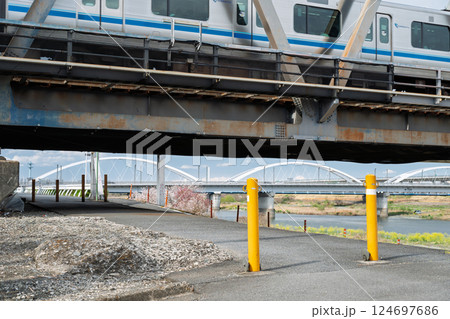 小田急線　相模川橋梁の桁下 124697686