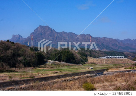 秋の快晴に稜線が映える… 妙義山 秋の快晴に稜線が映える… 妙義山 124698905