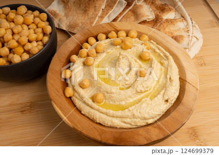 Hummus in bowl, houmous dip, chickpea humus tahini sauce, middle eastern spread 124699379