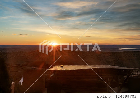 レッドロックス野外劇場からの朝日　デンバー 　コロラド 124699783