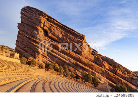 朝日に照らされるレッドロックス野外劇場 デンバー 　コロラド 124699809