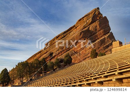 朝日に照らされるレッドロックス野外劇場 デンバー 　コロラド 124699814