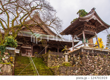 富山県　氷雨降る　おわら風の盆の八尾　聞名寺　鐘楼 124701919