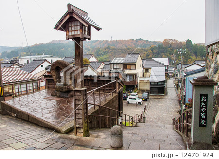 富山県　氷雨降る　おわら風の盆の八尾　おたや地蔵と階段 124701924