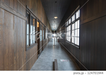 桶川飛行学校平和祈念館:兵舎棟の長い廊下【戦争遺産】埼玉県桶川市 桶川飛行学校平和祈念館:兵舎棟の長い廊下【戦争遺産】埼玉県桶川市 124701944
