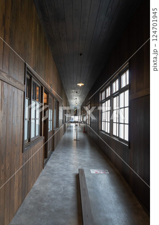 桶川飛行学校平和祈念館：兵舎棟の長い廊下【戦争遺産】埼玉県桶川市 124701945