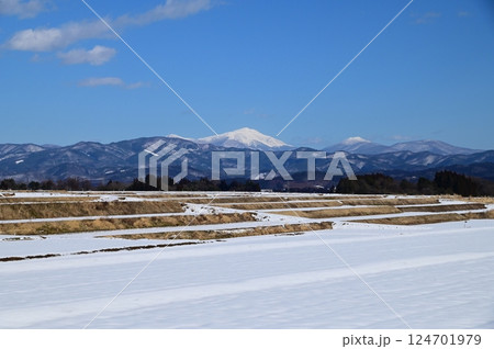 冬の早池峰山と薬師岳 124701979