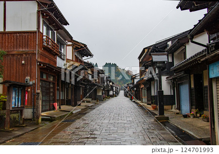 富山県　氷雨降る　おわら風の盆の八尾　諏訪町通り、街並み 124701993