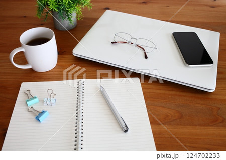 ビジネスシーン デスクワーク コーヒータイム 休憩 ビジネスシーン デスクワーク コーヒータイム 休憩 124702233