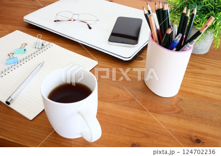 ビジネスシーン デスクワーク コーヒータイム 休憩 ビジネスシーン デスクワーク コーヒータイム 休憩 124702236