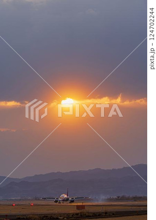 夕暮れの仙台空港 着陸中の飛行機 宮城県名取市 夕暮れの仙台空港 着陸中の飛行機 宮城県名取市 124702244