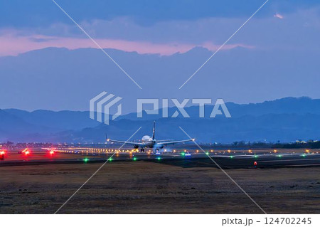 夕暮れの仙台空港　着陸中の飛行機　宮城県名取市 124702245