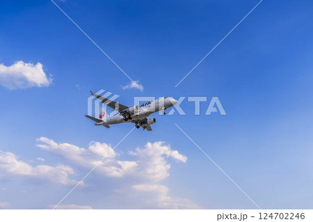 夕暮れの仙台空港　着陸中の飛行機　宮城県名取市 124702246