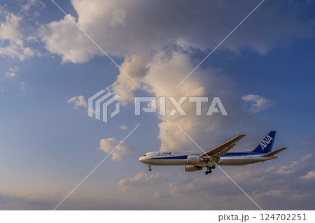 夕暮れの仙台空港　着陸中の飛行機　宮城県名取市 124702251