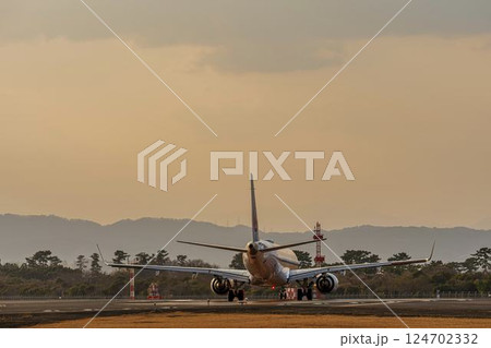 夕暮れの仙台空港　タキシング中の飛行機　宮城県名取市 124702332