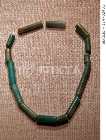 中国 四川省 長江文明 三星堆遺跡博物館 第1ホール 玉管 翡翠の装飾品 中国 四川省 長江文明 三星堆遺跡博物館 第1ホール 玉管 翡翠の装飾品 124702431