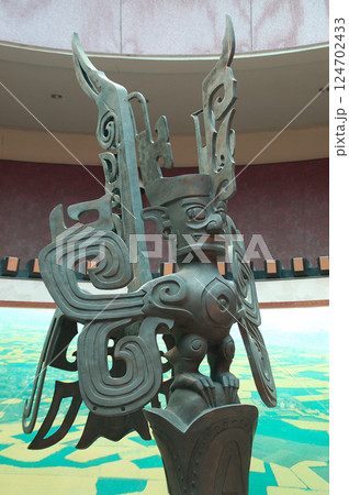 中国　四川省　長江文明　三星堆遺跡博物館　第2ホール　人面鳥身像　右側面 124702433