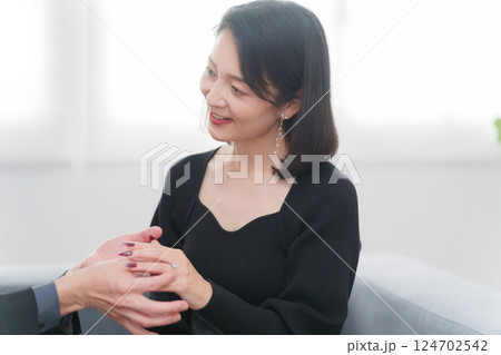 男性から婚約指輪を貰ってプロポーズを受ける女性（夫婦・カップル） 124702542