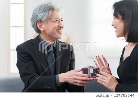 男性からプレゼントを貰う女性（夫婦・カップル） 124702544
