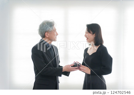 男性からプレゼントを貰う女性(夫婦・カップル) 男性からプレゼントを貰う女性(夫婦・カップル) 124702546