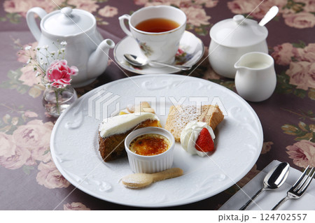 デザート盛り合わせ 124702557