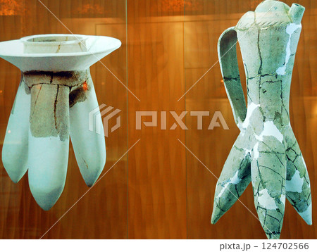 中国　四川省　長江文明　三星堆遺跡博物館　第1ホール　復元された火鍋とワイン容器 124702566