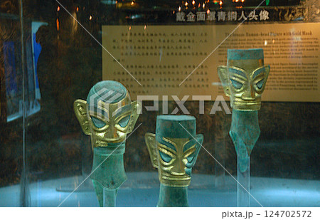 中国　四川省　長江文明　三星堆遺跡博物館　第2ホール　被金面覆青銅人頭像 124702572
