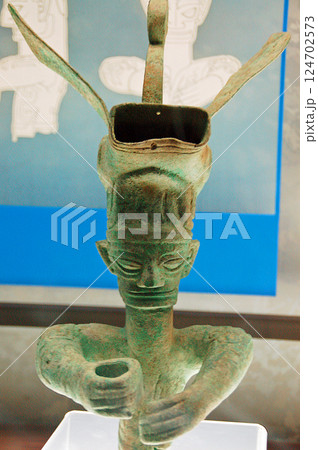 中国　四川省　長江文明　三星堆遺跡博物館　第2ホール　青銅獣首冠人像 124702573