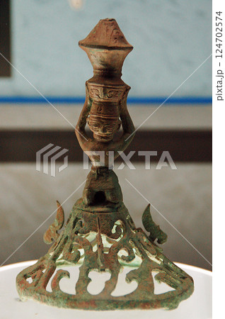 中国 四川省 長江文明 三星堆遺跡博物館 第2ホール 青銅戴冠人像 中国 四川省 長江文明 三星堆遺跡博物館 第2ホール 青銅戴冠人像 124702574