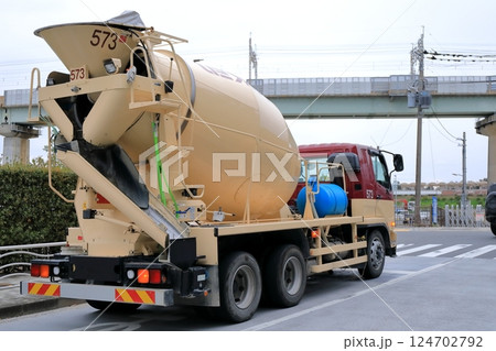 アジテータトラック（コンクリートミキサー車） 124702792