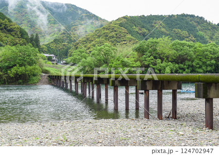 高知・四万十川にかかる沈下橋 124702947