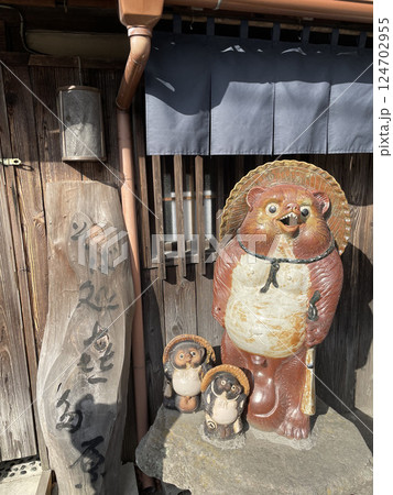 信楽焼の狸 124702955