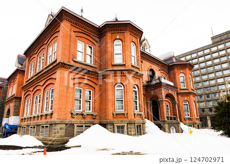 小雨降る早春の北海道札幌市にある北海道赤れんが庁舎 小雨降る早春の北海道札幌市にある北海道赤れんが庁舎 124702971