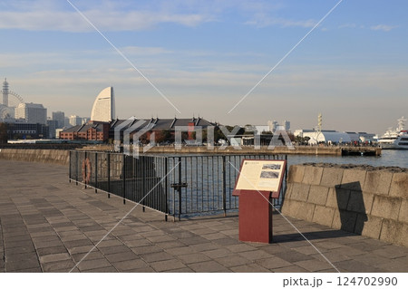 赤レンガ倉庫の建物の見える象の鼻防波堤の風景 124702990