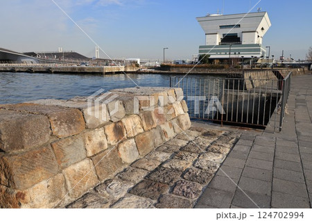 大桟橋の見える象の鼻防波堤の風景 124702994