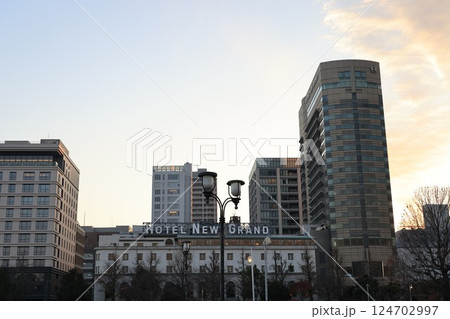 ホテルニューグランドの見える横浜山下公園の夕景 ホテルニューグランドの見える横浜山下公園の夕景 124702997