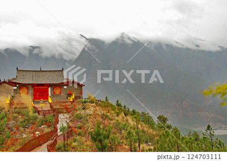 中国　雲南省　シャングリラ　香格里拉雄古景区　金沙江と正覚寺  124703111