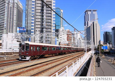 阪急宝塚線　中津駅付近を走る2000系電車 124703231