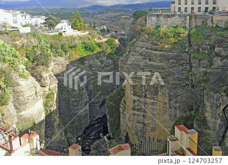 スペイン　アンダルシア　ロンダ　ヌエボ橋から望むエル・タホ渓谷 124703257