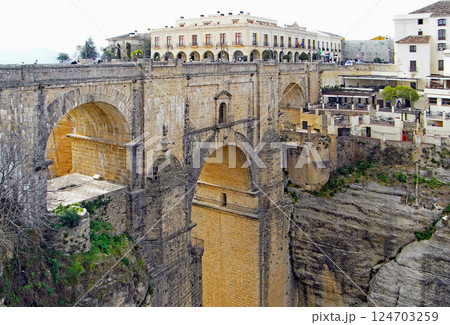 スペイン　アンダルシア　ロンダ　エル・タホ渓谷にかかるヌエボ橋と旧市街のパラドール・ロンダ 124703259