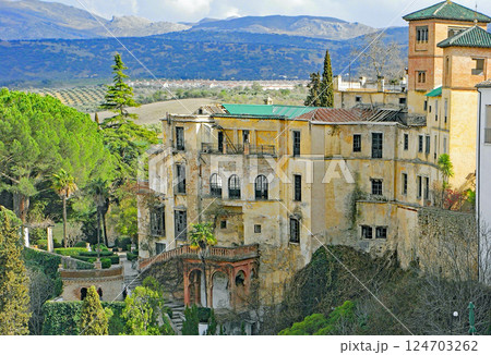 スペイン　ロアンダルシア　ンダ、ヌエボ橋から望む旧市街の街並み 124703262