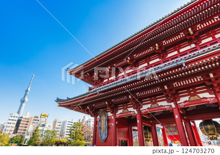 浅草寺　宝蔵門と東京スカイツリー 124703270